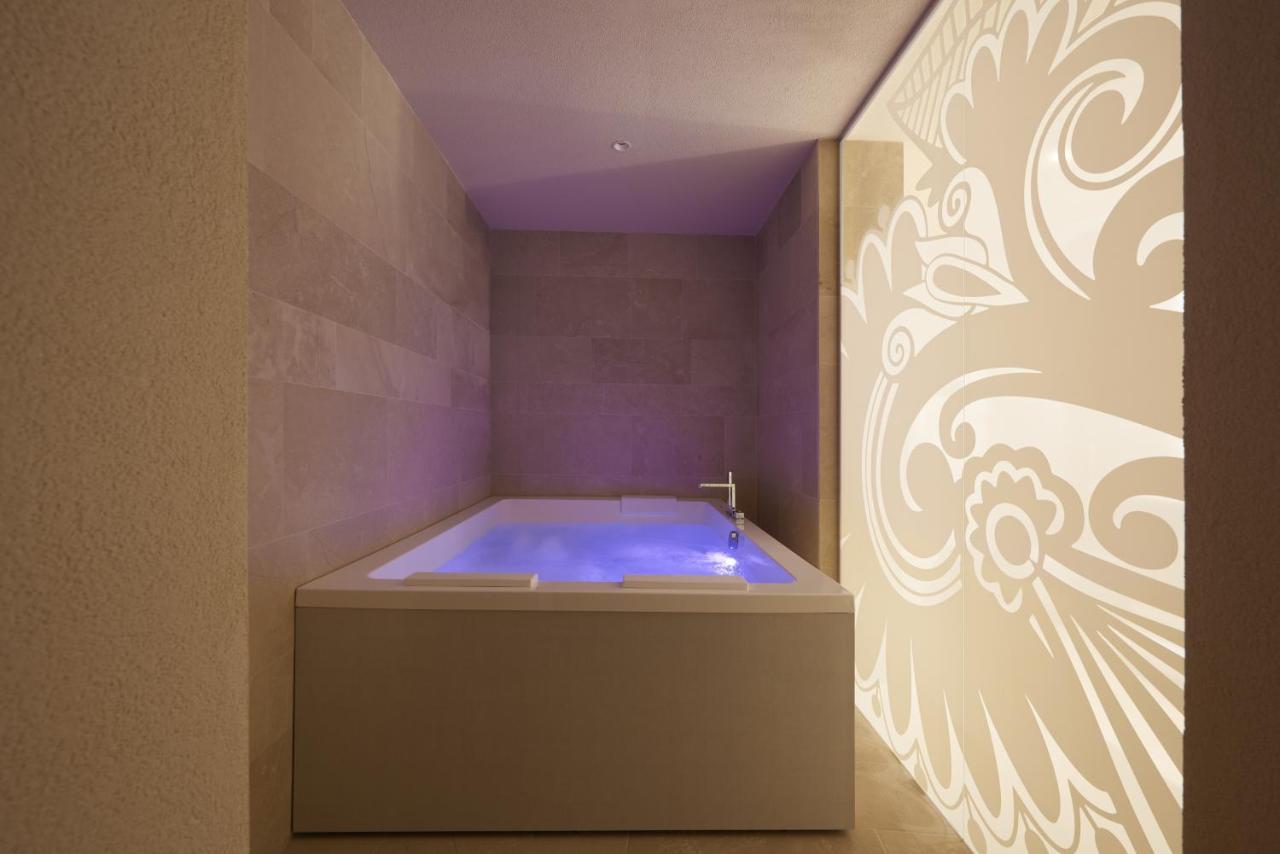 Suite with Hot Tub,1263305542:JPEG